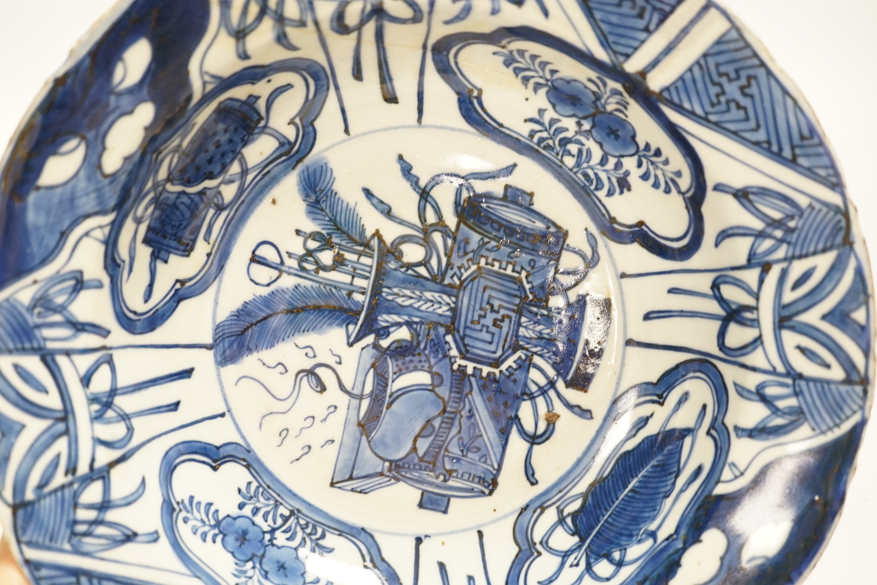 A Chinese kraak porcelain blue and white bowl, Wanli period, 22cm